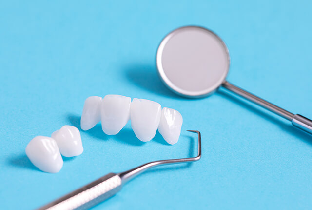 白い歯と医療器具